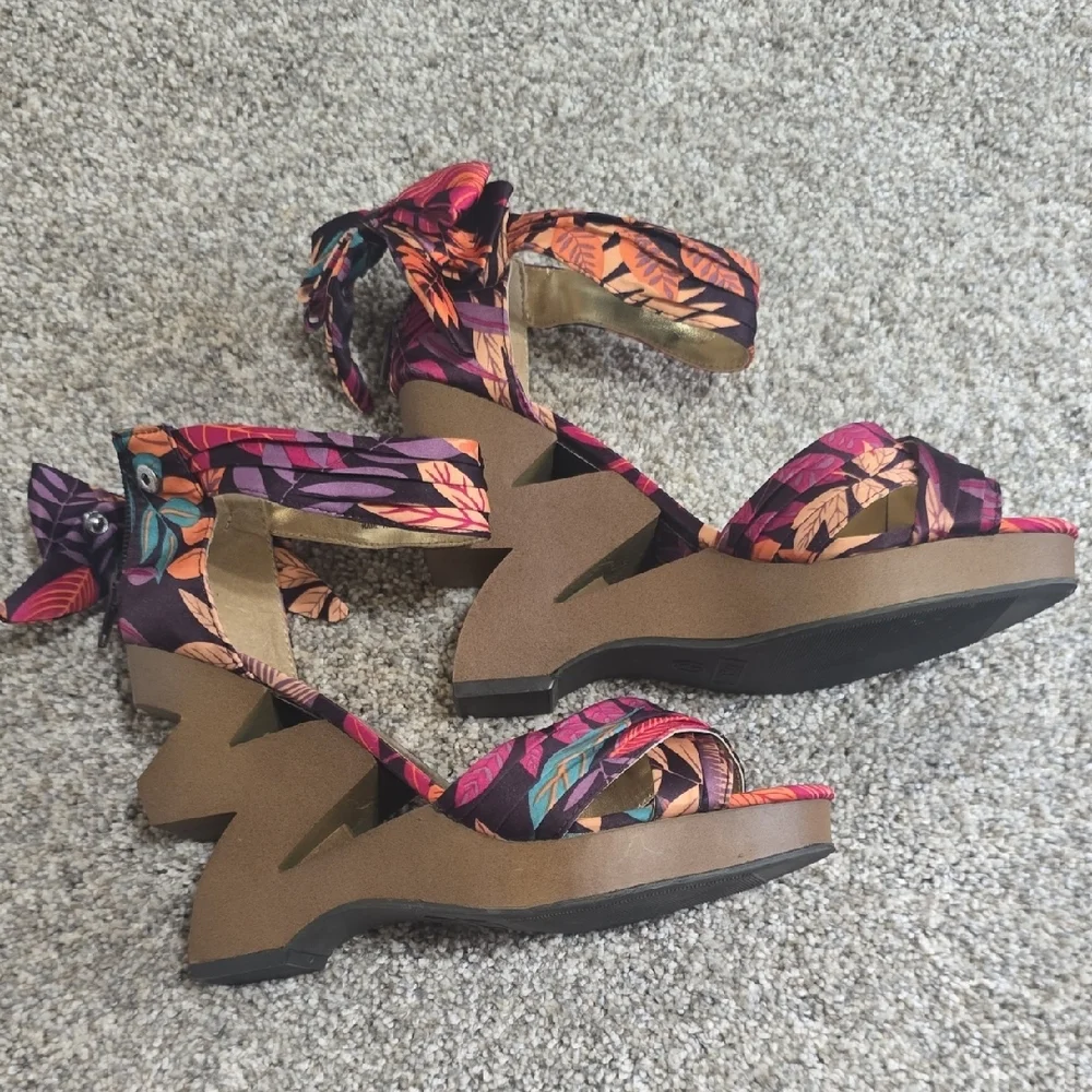 ROUGE HELUIM ● SIZE 8 ● VIBRANT WEDGE ART TO WEAR FASHION PIECE - Picture 2 of 6